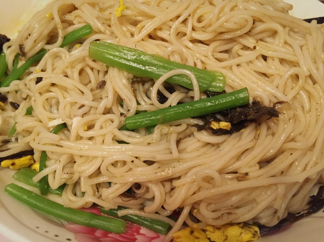 史上最简单好吃系列-橄榄菜鸡蛋拌面