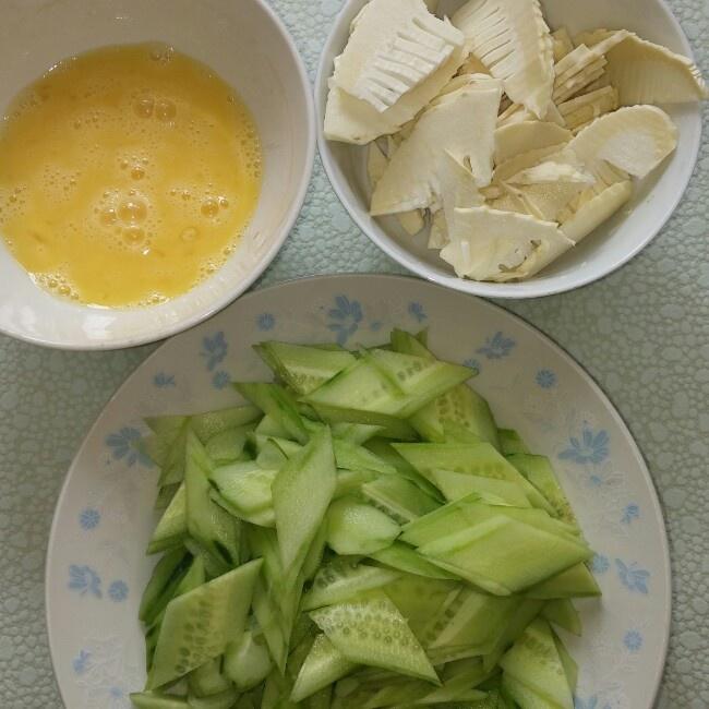 素炒黄瓜竹笋的做法 步骤3