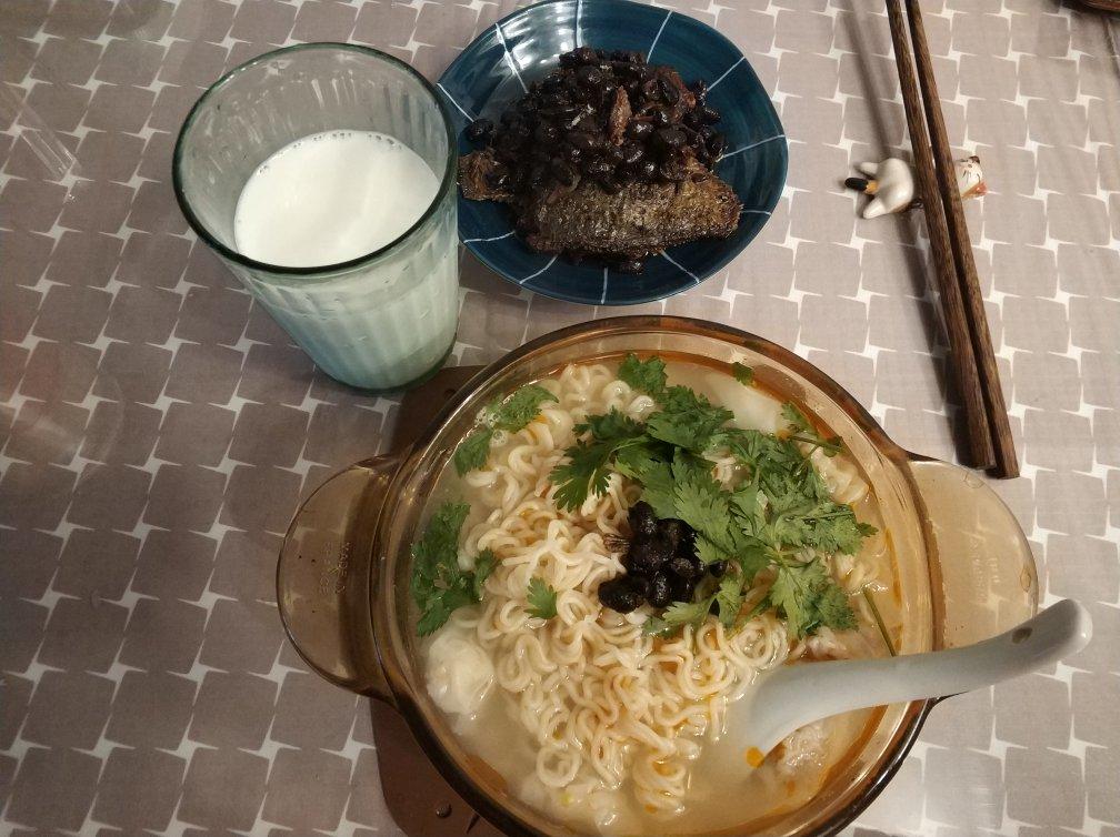 “你饿不饿？我煮碗面给你吃？”：餐蛋面