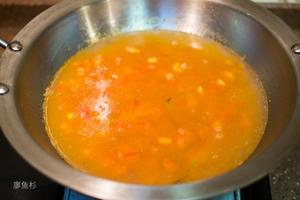 休息日早餐：西红柿鲫鱼汤、香菇瘦肉小米粥的做法 步骤6