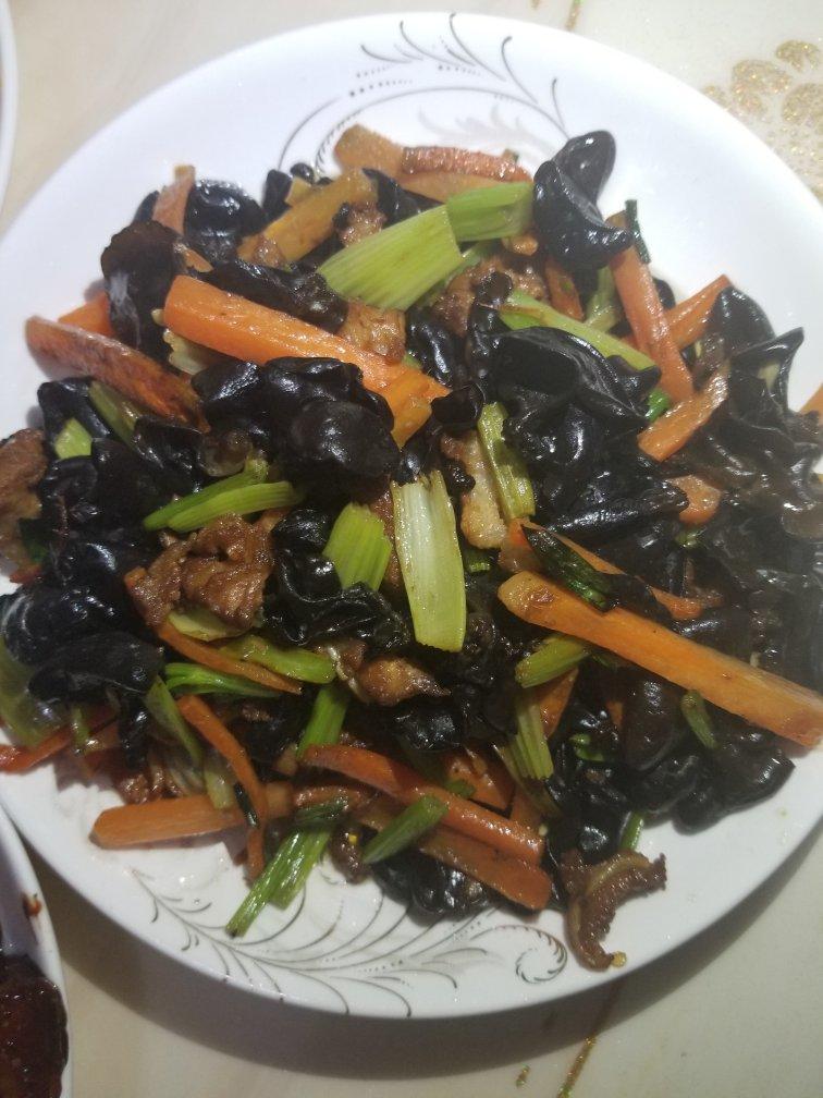 芹菜木耳炒肉丝