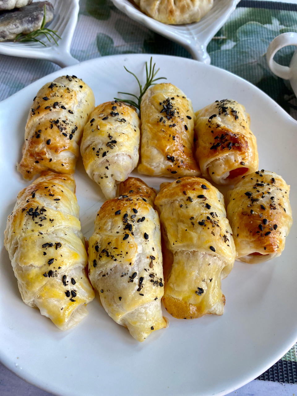 香肠酥皮卷：手抓饼皮还能这样吃，不用和面快速搞定早餐