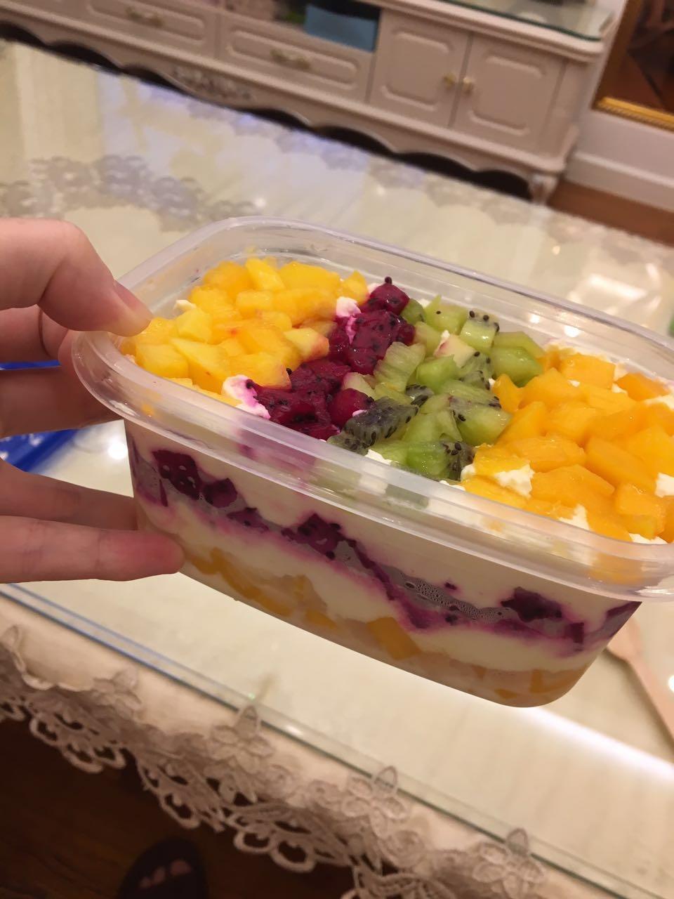 新鲜自制诱人水果杯的做法