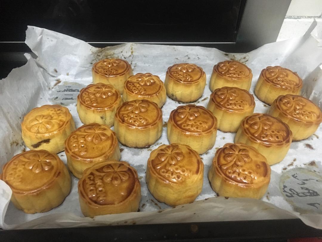 蛋黄肉松月饼(隔夜回油)