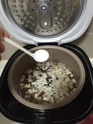 菌菇蔬菜粥（电饭锅版）的做法 步骤4