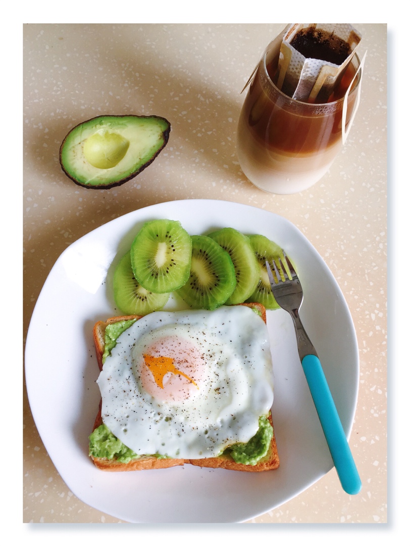 【健康能量早餐】流黄荷包蛋牛油果酱配全麦面包