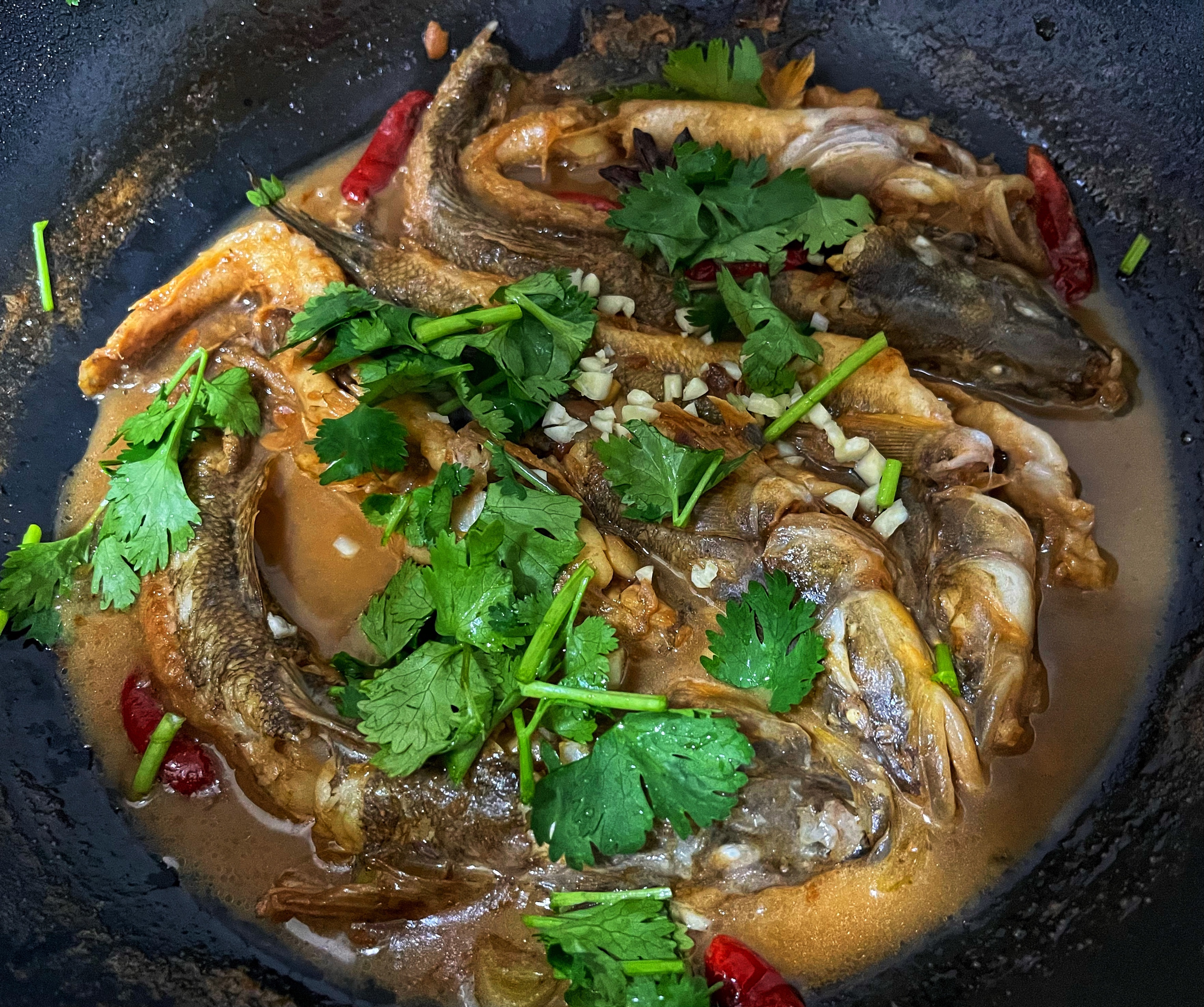 铁锅炖鲶鱼的做法