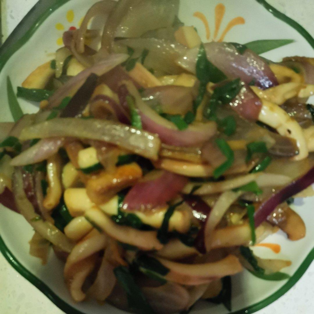 爆炒鱿鱼须，加上这一步，可以与铁板鱿鱼媲美