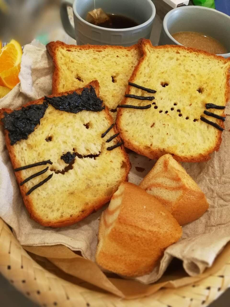 早餐做吐司喵。猫耳朵面包。