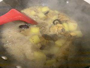 土豆香菇炖鸡的做法 步骤5