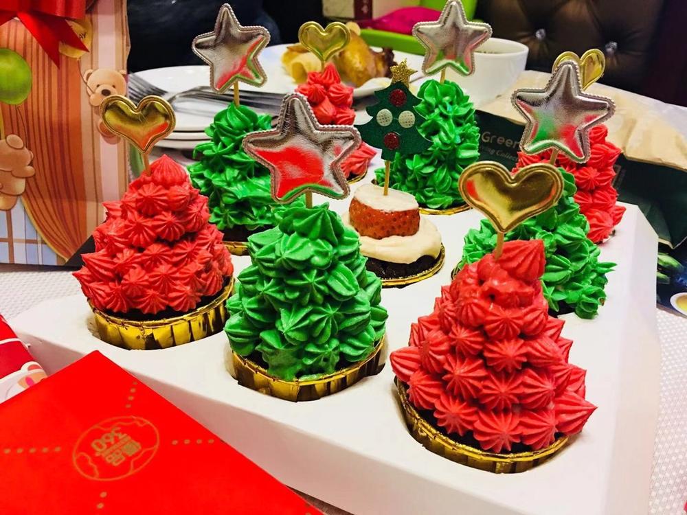 超润巧克力纸杯蛋糕（非常适合裱花、盖糖皮的cupcake方子）
