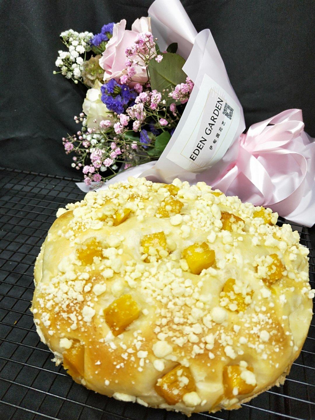 椰子味酥粒芒果面包