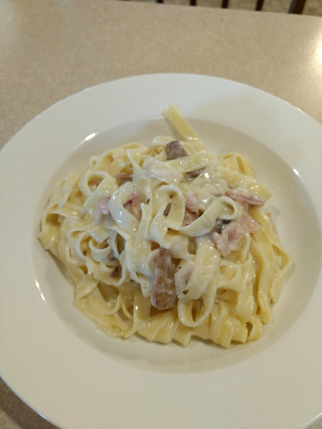 白汁蘑菇培根意粉