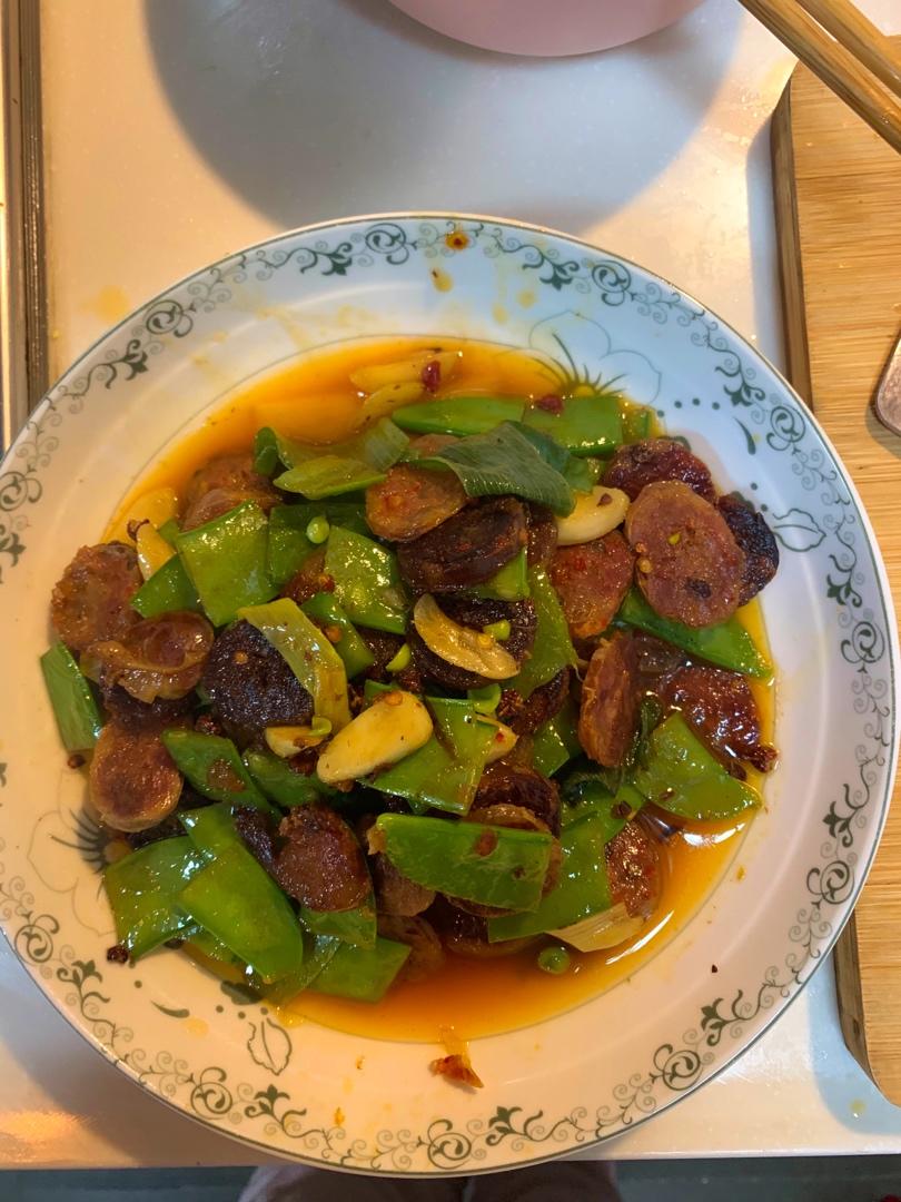 宽扁豆炒麻辣香肠