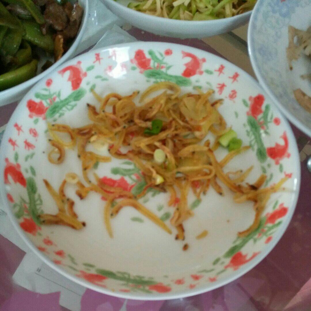 煎炒小银鱼