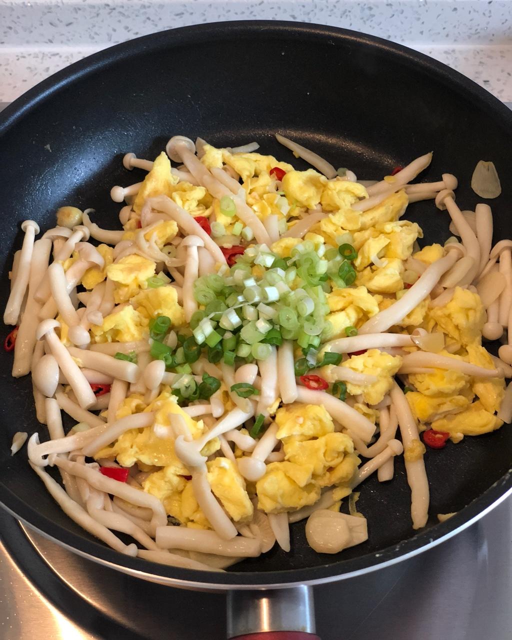 滕彬做的海鲜菇炒鸡蛋