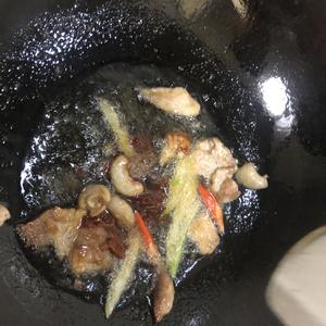 豆芽炒肉的做法 步骤3