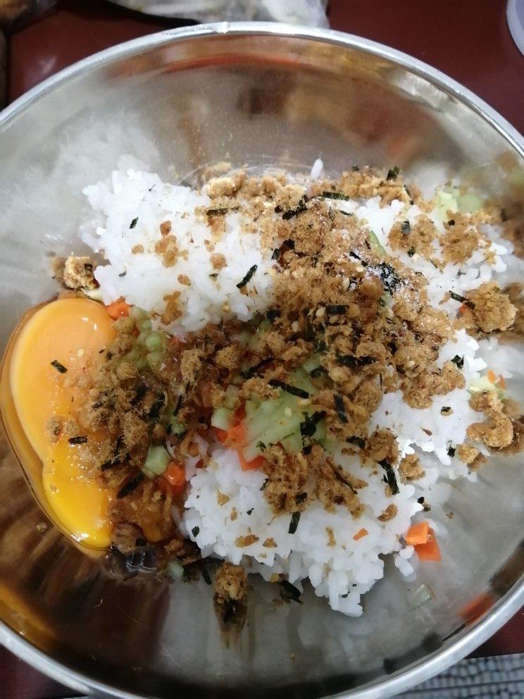 早餐蛋饼，解决剩米饭的好方法，食材随意味道超赞👍