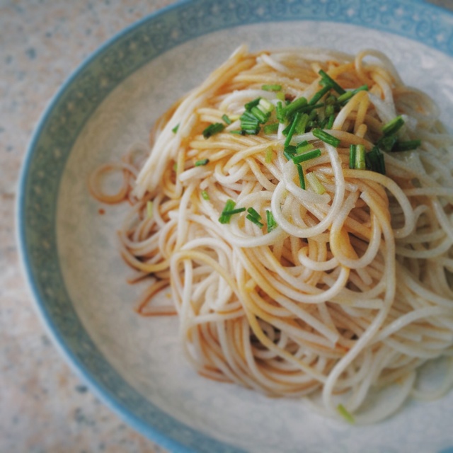 葱爆面—就是汪涵在天天向上里面做的那个啦