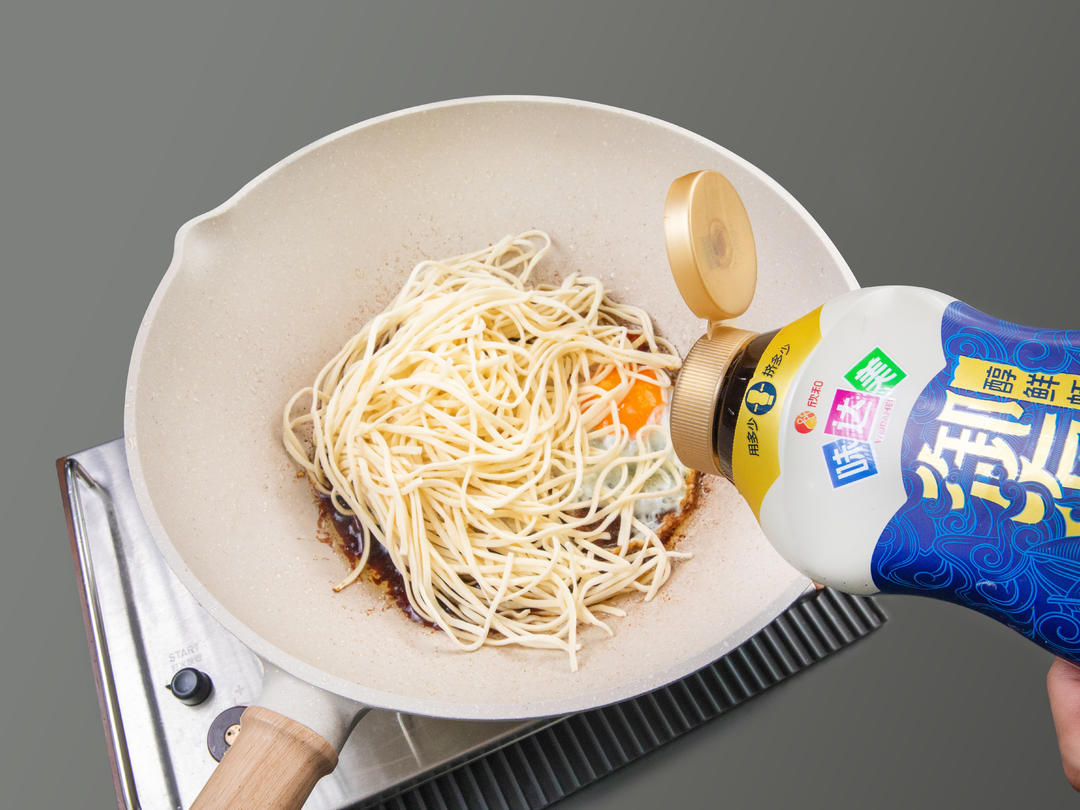 蚝油荷包蛋焖面的做法 步骤2