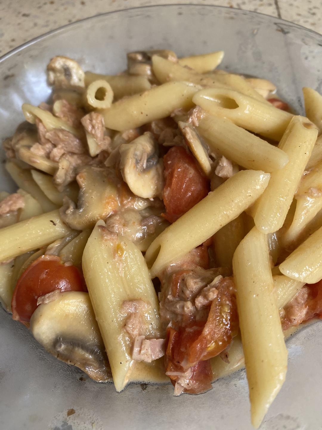 蕃茄奶油蘑菇金枪鱼意面的做法