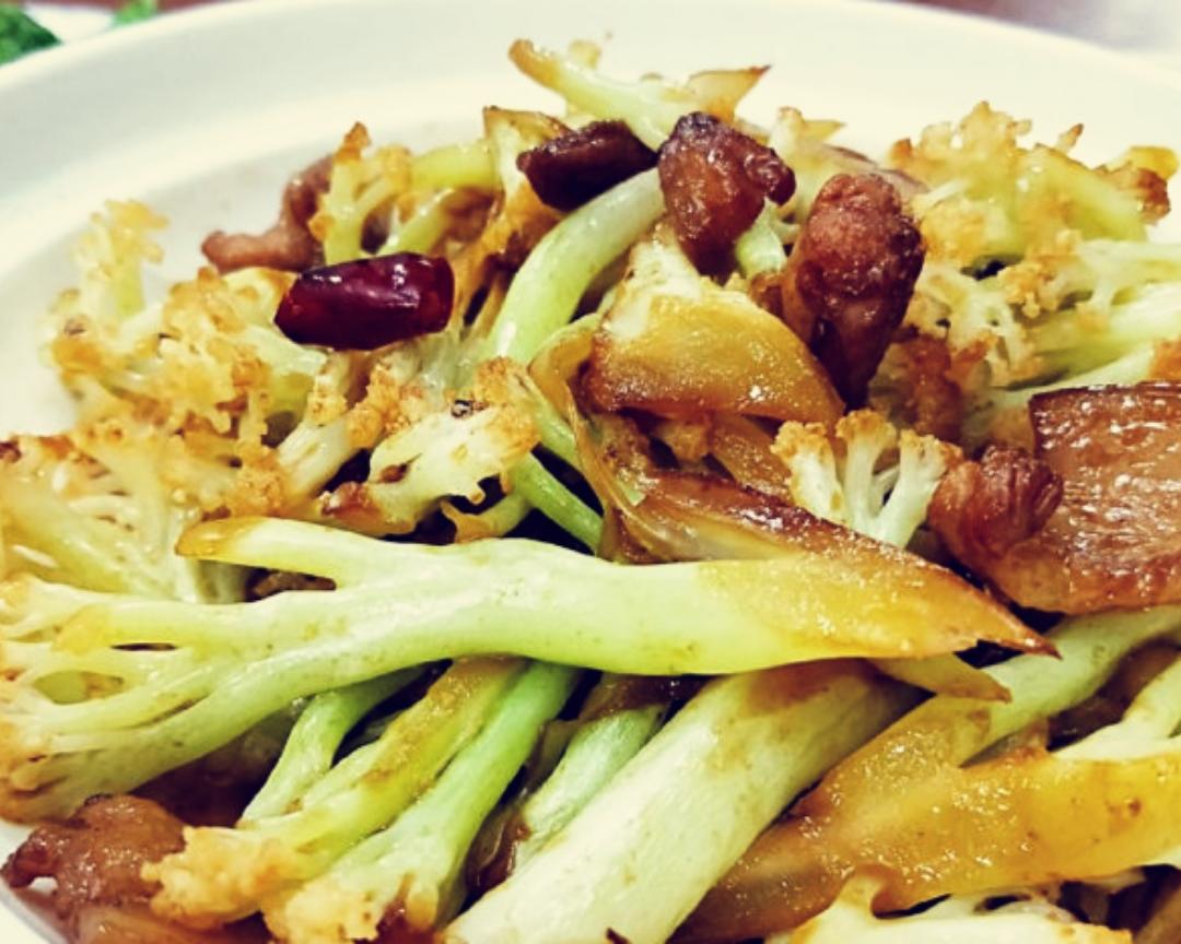 五花肉炒菜花的做法