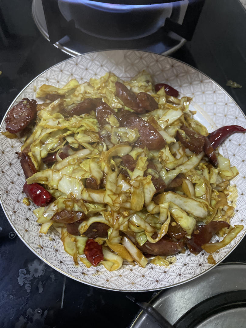 腊肠炒包菜
