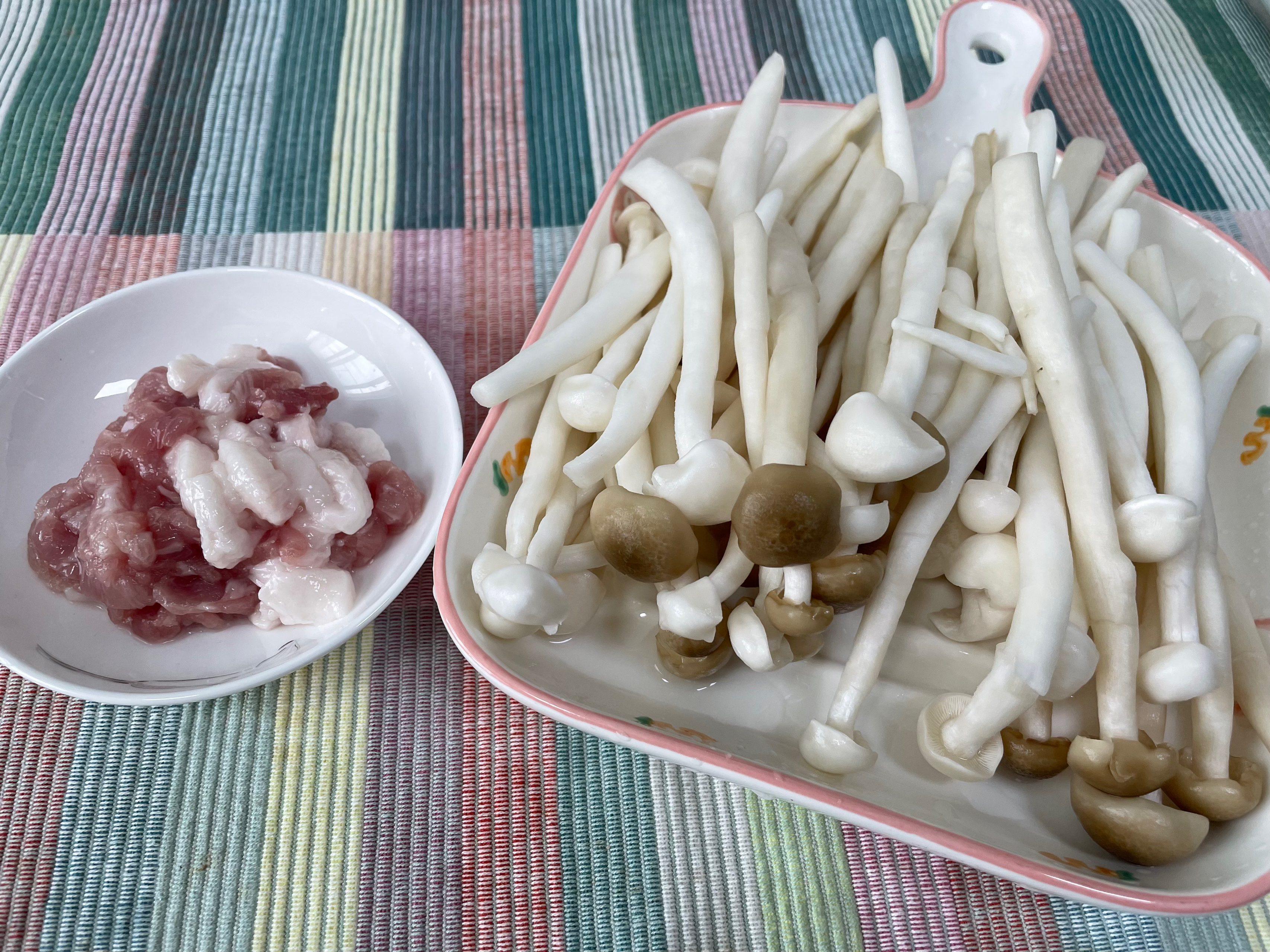 一家懒人菜菜-双菇炒肉丝（蟹味菇和白玉菇）-清洗简单步骤简单调料简单的做法 步骤2