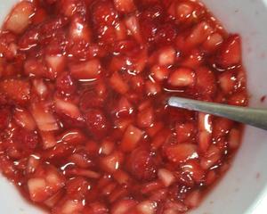 🍓草莓的两种完美美味吃法：①草莓果酱 ②草莓脏脏牛奶🍓（有视频哦）Strawberry jam & Strawberry milk的做法 步骤2