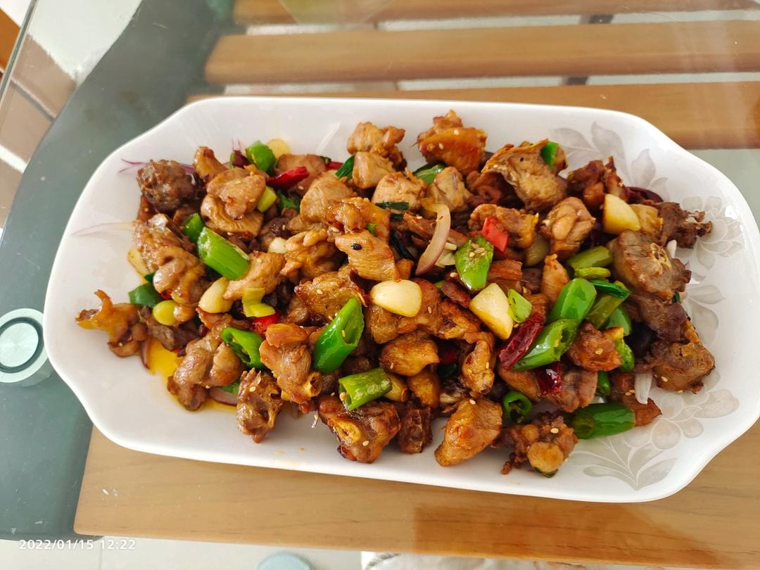 厨师长教你：“干锅鸡”的家常做法，肉香四溢回味无穷