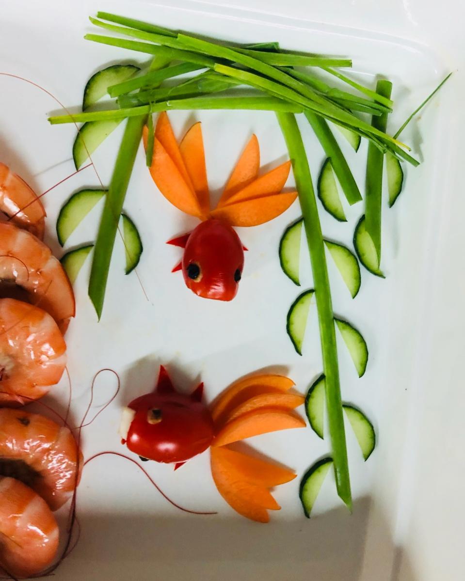 手机用户2615_4nv5做的金鱼(草莓创意摆盘)