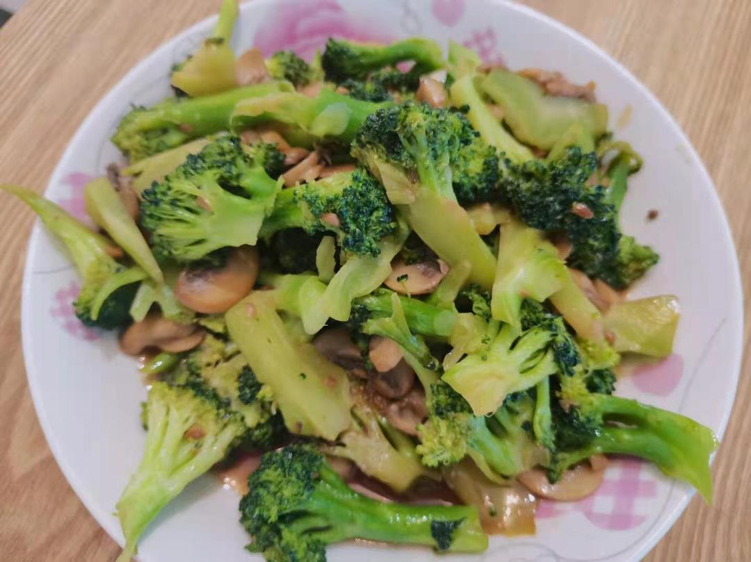 健康低脂家常菜—西兰花炒口蘑