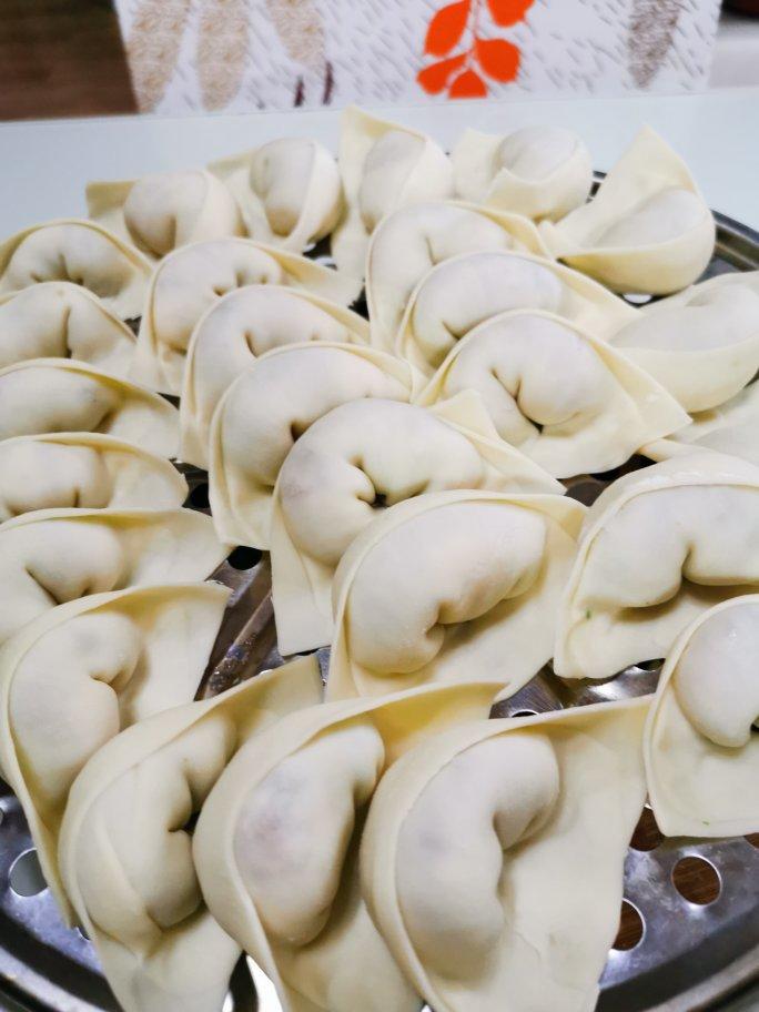 嘴角上扬葭儿做的白萝卜鲜肉水饺