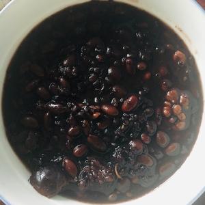 黑豆黑米黑芝麻桑葚红枣养生粥的做法 步骤1