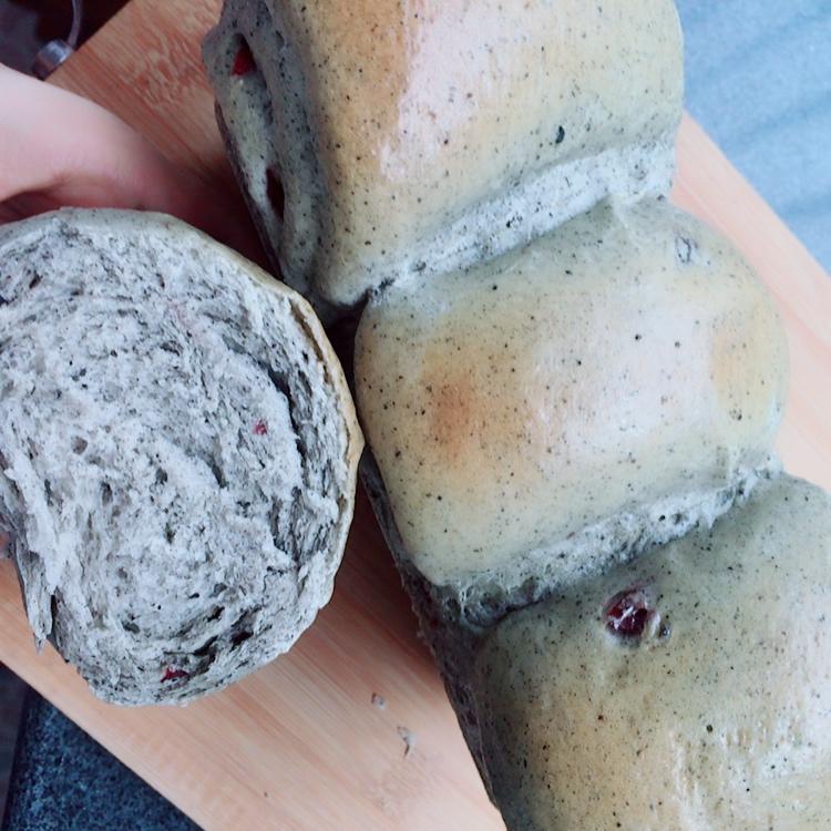 超好吃的黑芝麻蔓越莓吐司