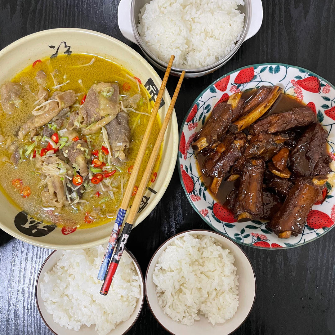 酸汤金针菇肥牛卷