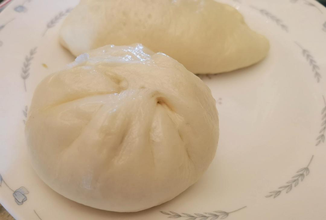 松软多汁的肉包子