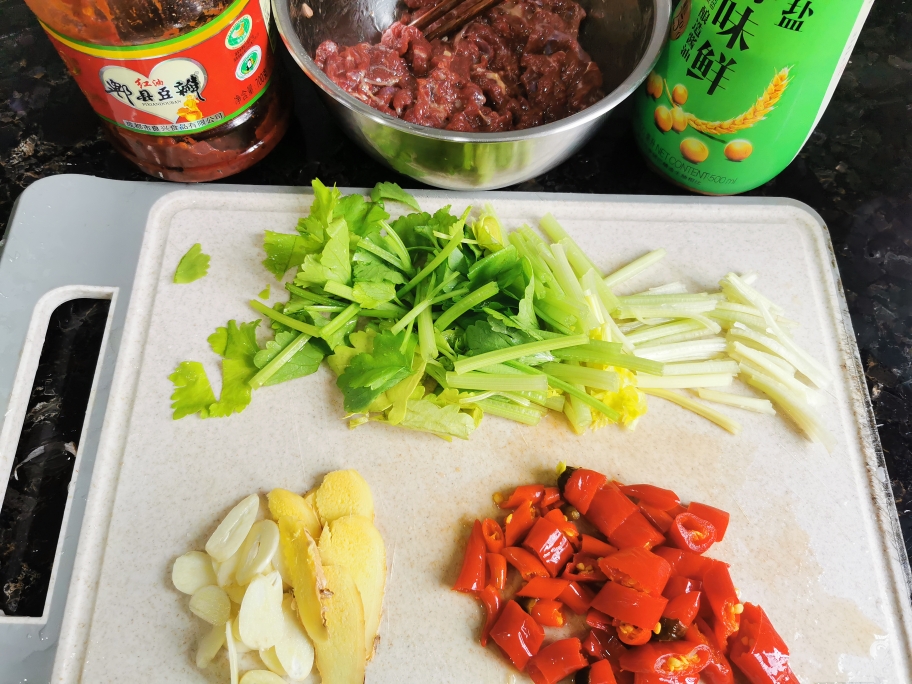 泡椒芹菜炒牛肉的做法 步骤2