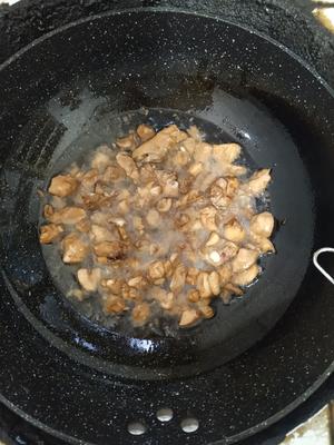 脆米鸡丁，普普通通的鸡腿肉遇上酸菜，你就投降吧的做法 步骤5