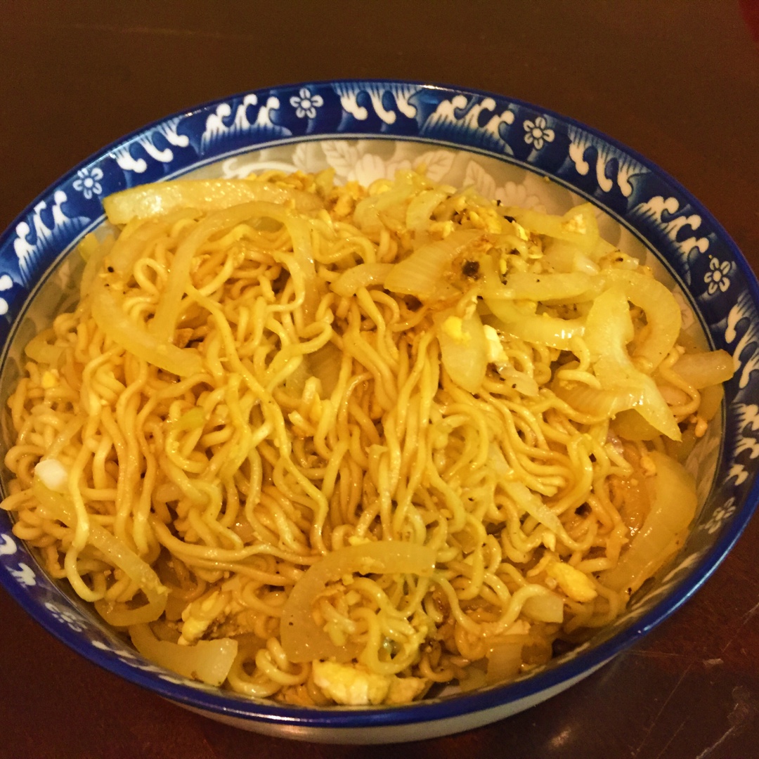 洋葱鸡蛋炒面