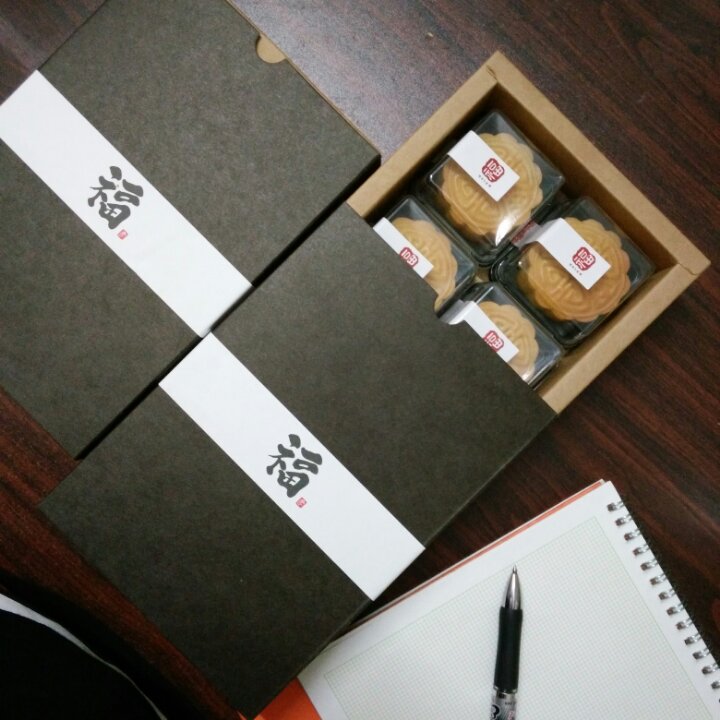 广式月饼—蛋黄莲蓉月饼
