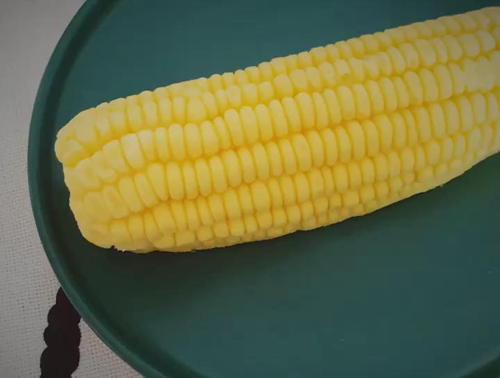 网红甜品芒果味玉米慕斯