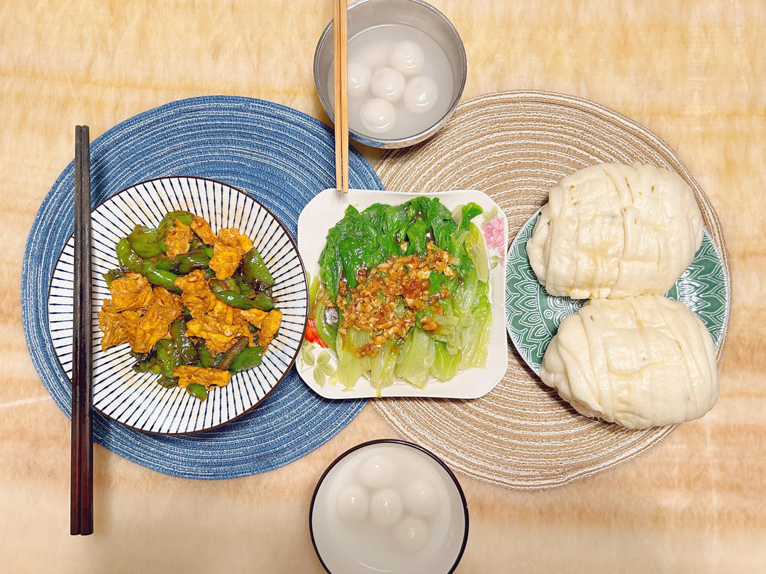 蒜蓉蚝油生菜，清脆爽口，色香味俱全