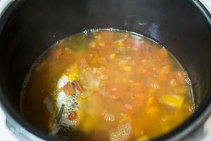 休息日早餐：西红柿鲫鱼汤、香菇瘦肉小米粥的做法 步骤7
