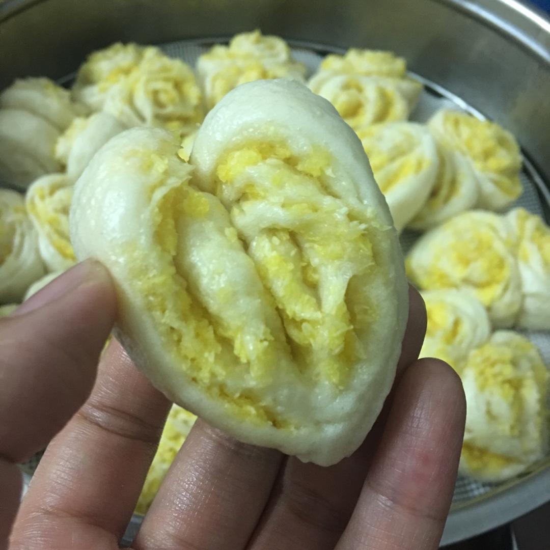 刚出锅就被孩子吃光的花卷（椰蓉牛奶花卷）
