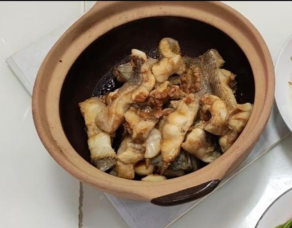 黄豆酱啫啫煲鲈鱼