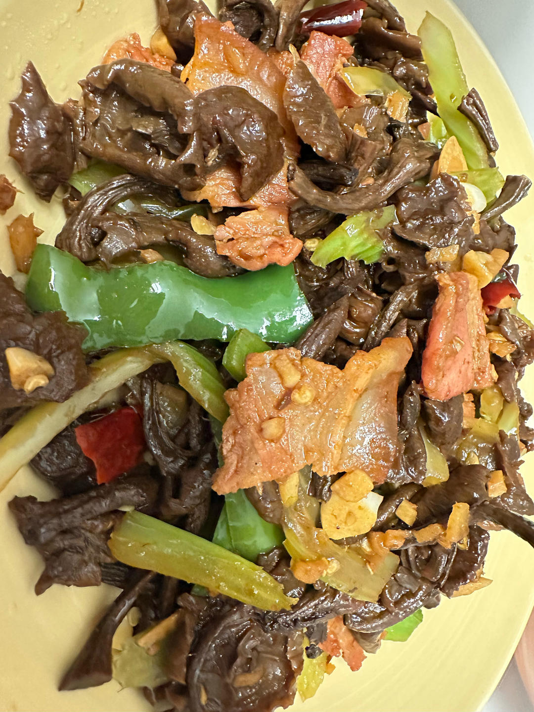 五花肉干锅茶树菇