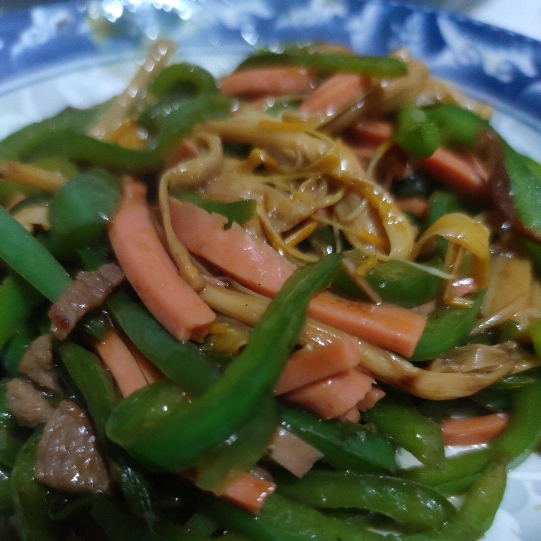 炒黄花菜——徽菜中的精品，也是徽州盖浇面的浇头。