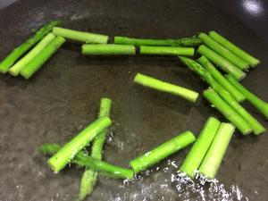 清新素食：芦笋百合南瓜小炒的做法 步骤4