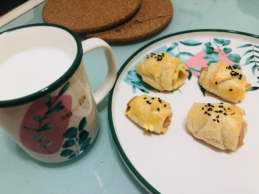 香肠酥皮卷：手抓饼皮还能这样吃，不用和面快速搞定早餐